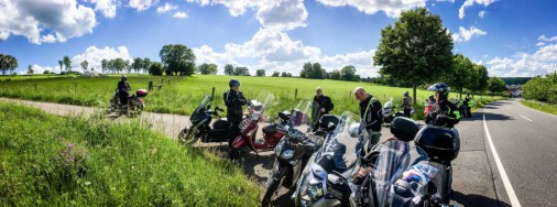 Kurze Pause bei Kaiserwetter auf der Rhöntour 2020 mit unseren Scootern